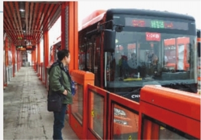 湖南省首条快速公交常德试运营 乘客可双向免