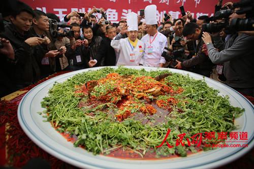 最大剁椒鱼头图片
