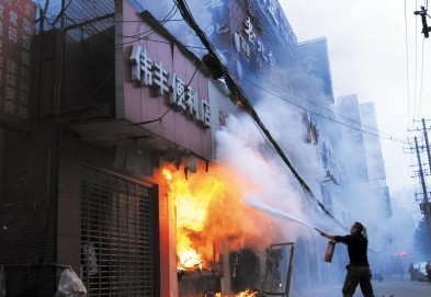 长沙一包子铺起火 好心邻居救火成"关键先生"