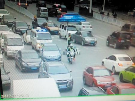 平江新生儿病危救护车在长沙遇堵 交警开路护