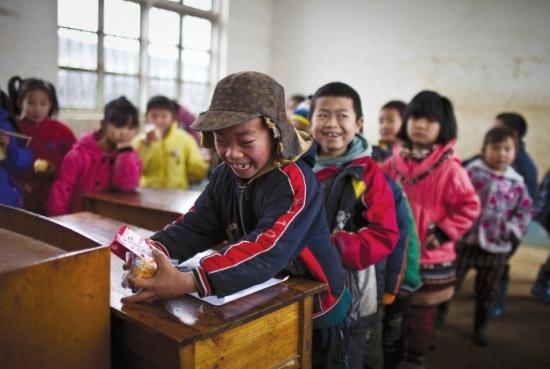 湘桂边境一小学广西湖南学生同桌不同餐