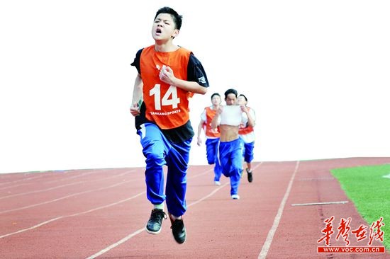 长沙3万学生参加体育中考 男生引体向上进步多