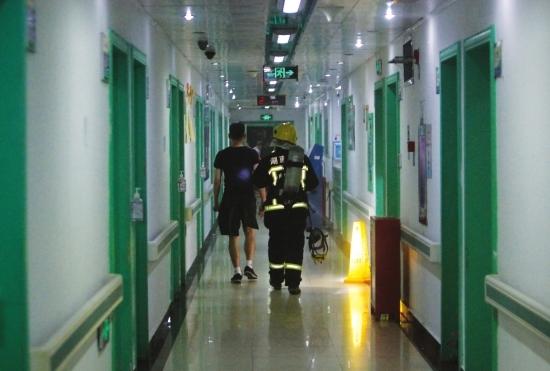 湖南省儿童医院地下室起火 家长举吊瓶抱孩子