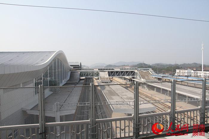 中国第一座骑跨式高铁站投入使用