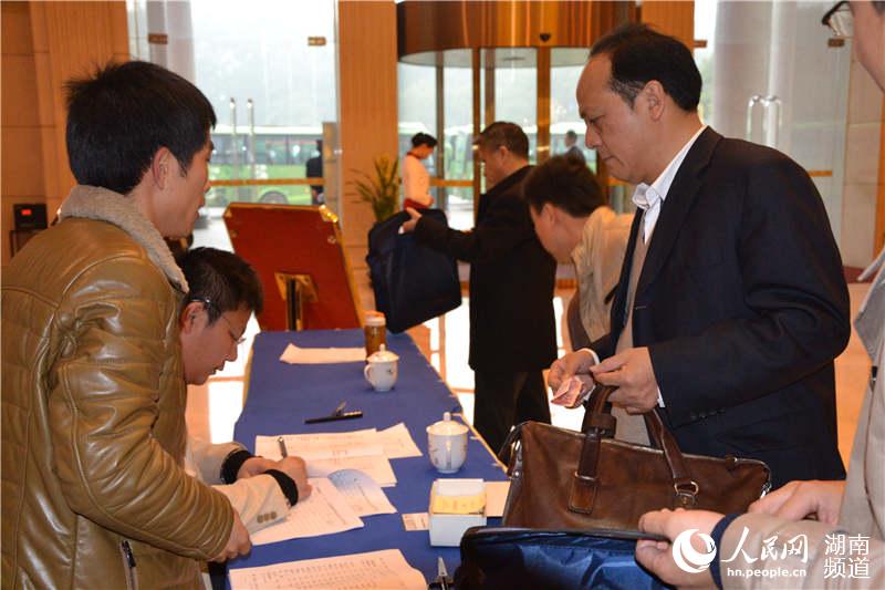 2015年湖南两会代表、委员陆续抵达长沙报到