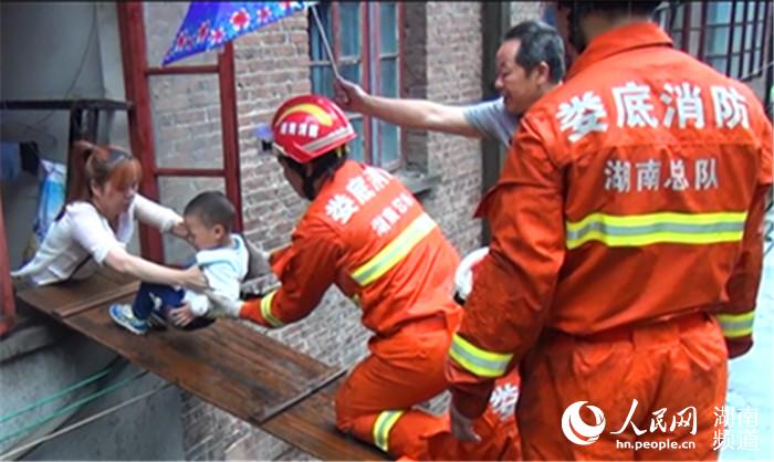 强降雨致新化26人被困 消防紧急救援安全撤离
