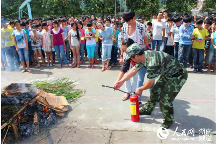 新化县文田镇农民义务消防队开展消防疏散演练