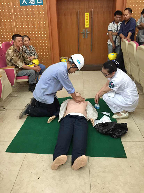 湖南省人民医院开展农民工急救训练 现场传授
