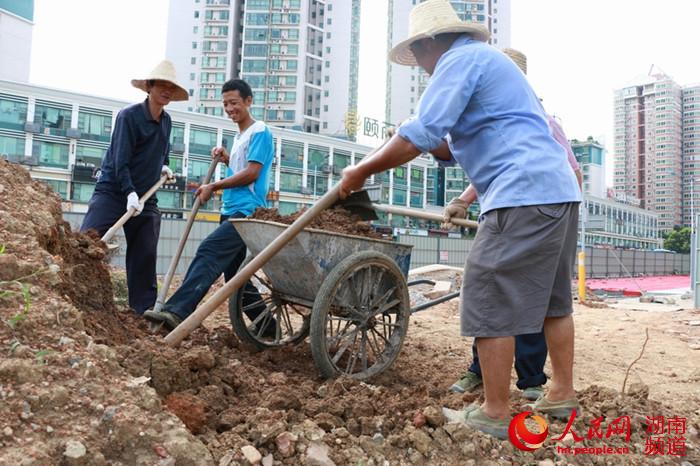 夏日炎炎,高温下的劳动者仍在坚守岗位