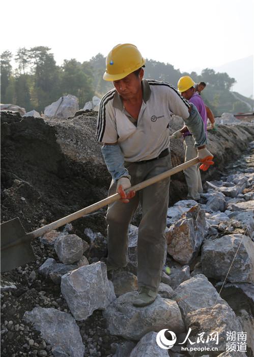 国庆长假:怀邵衡铁路工地上忙碌的施工队伍