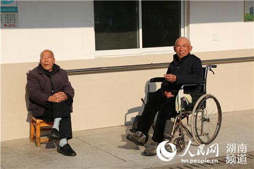 新春走基层:长沙县果园镇敬老院内老人欢喜过