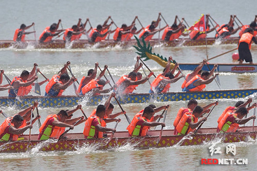 湖南第三届群众性龙舟赛总决赛在常德举行 张