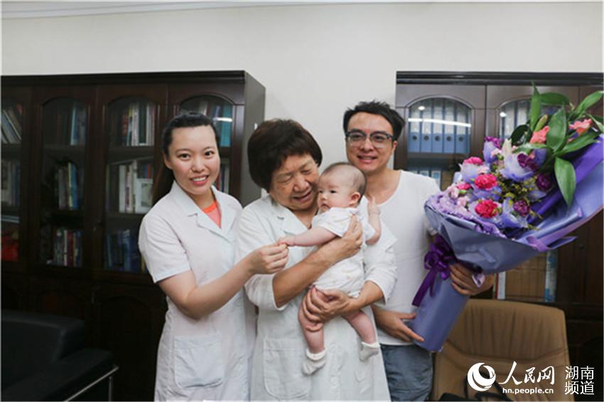 中国首例供胚移植试管婴儿携女登门感谢创造