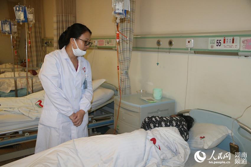 湖南一女医生带病为患者做手术视频爆红朋友