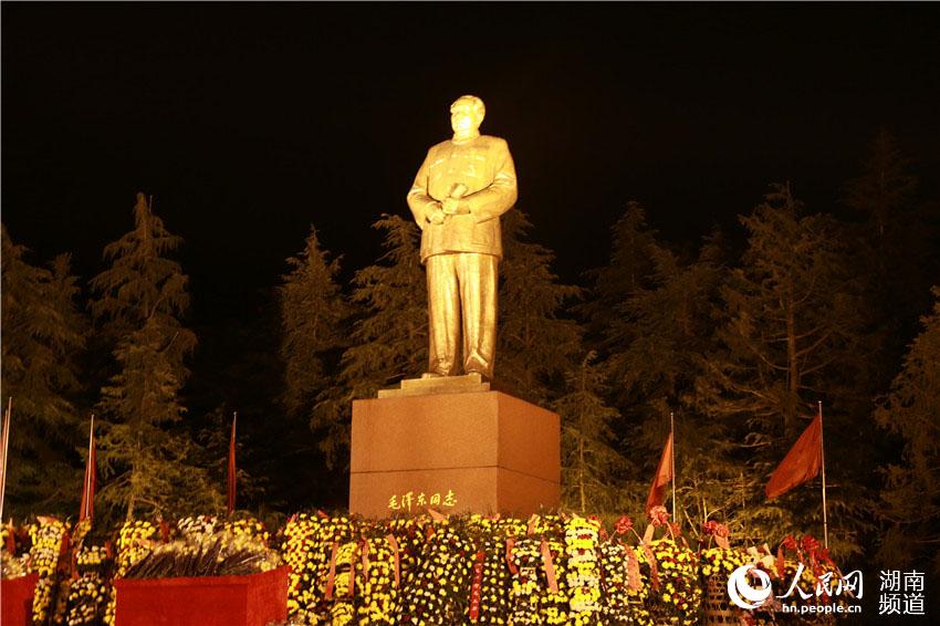 毛泽东同志诞辰123周年 各地群众凌晨冒雨缅怀【7】