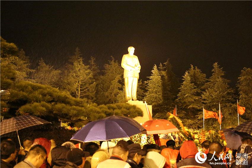 毛泽东同志诞辰123周年 各地群众凌晨冒雨缅怀【11】