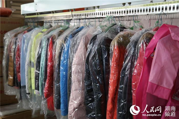 焕爱活动落幕 留守儿童填写祝福卡片表达感激