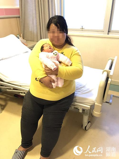 湖南300斤重量级孕妇成功分娩一男婴 体重28