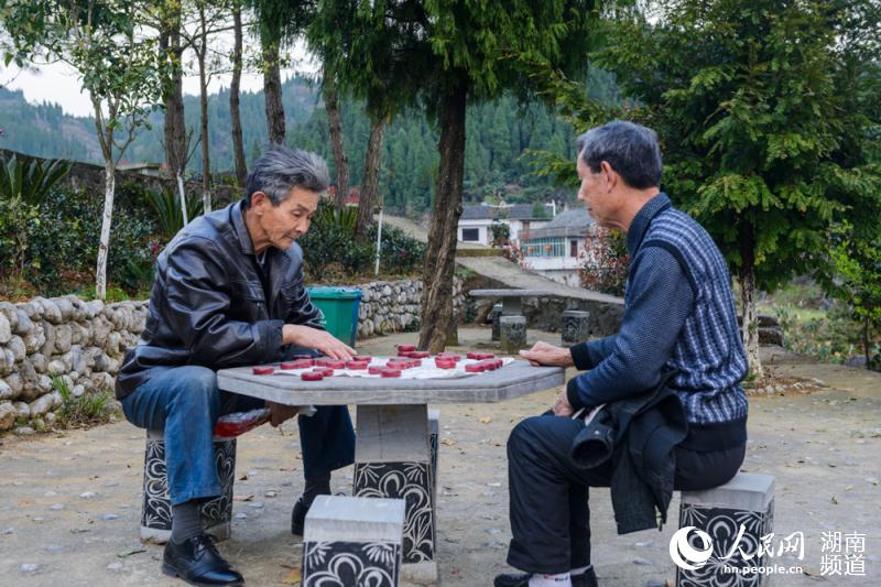 湖南油溪桥村：十年绣花功 织出致富路