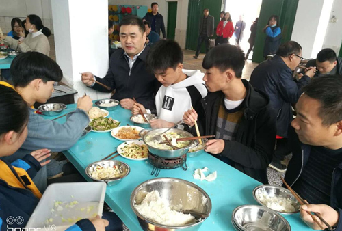 湖南省桃江县长与县四中学生在学校食堂一起午餐