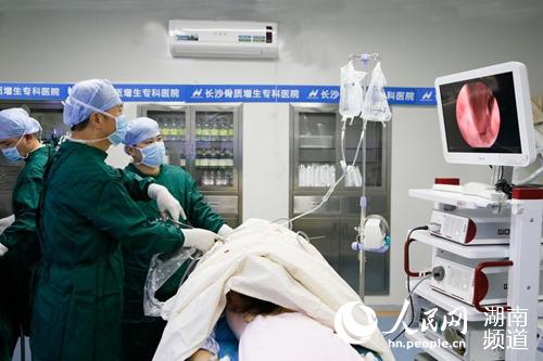 北京教授现场演示手术 6毫米微创摘除椎间盘突