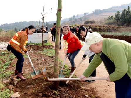 邵陽(yáng)市公路管理局開展“3.12”義務(wù)植樹活動(dòng)