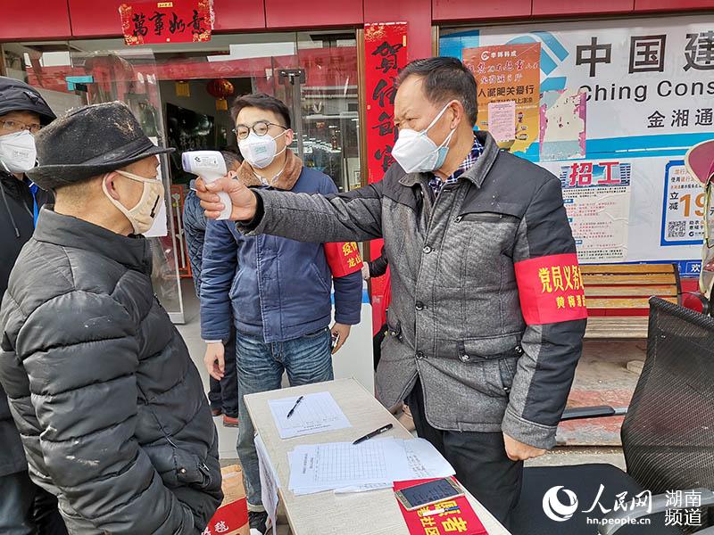 龍山管理處68歲老黨員劉志華勇敢逆行助力防疫。張冰明 攝