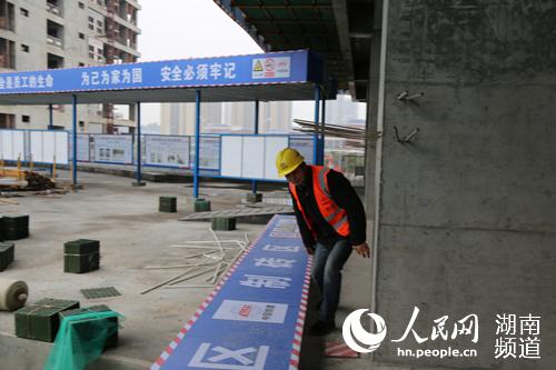 戴海桃穿過建筑前往下一個巡視點。林洛頫 攝