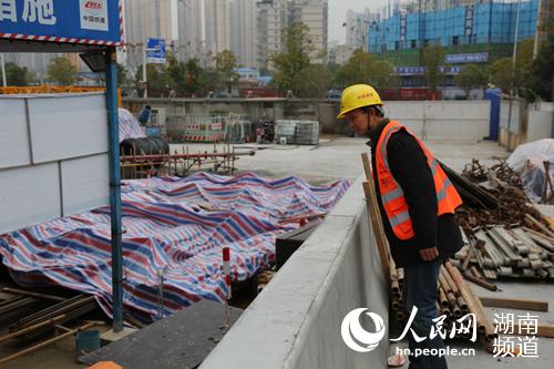 戴海桃發現設備沒有覆蓋好，立馬上前仔細查看。林洛頫 攝