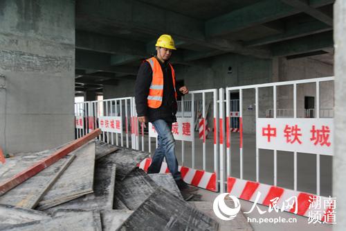 戴海桃正在對建筑每層進行巡查。林洛頫 攝