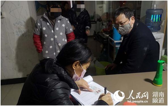 “地毯式”上戶摸排。王鵬 攝