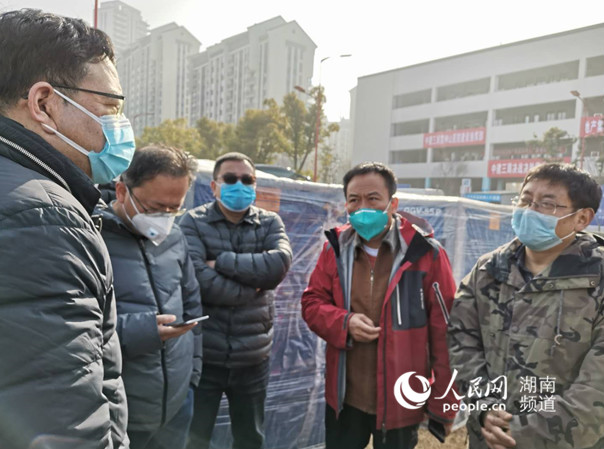 公司負責人陳慶平教授（右一）與武漢市環保局領導研究醫療垃圾處理。李華輝 攝