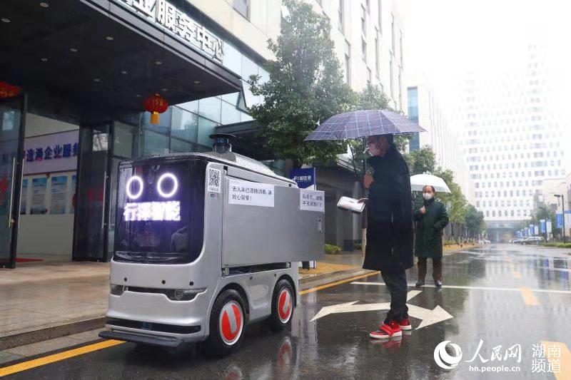 行深智能推出無人車送餐服務。長沙經開圖供圖