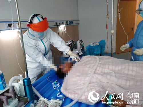 ҽ����Ա���ڶԻ��߽��о��Ρ����� ��