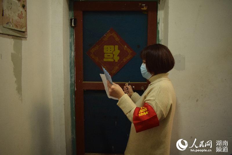 志願者上戶摸排信息登記。徐蘇斌 攝