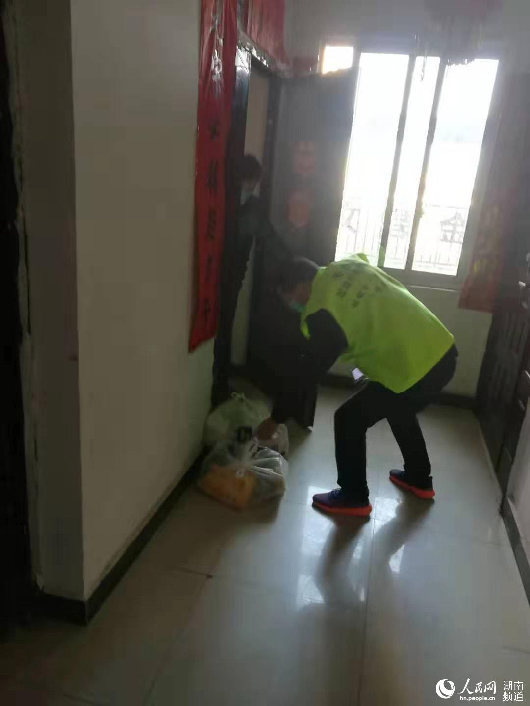 志願者為居民送糧送菜。徐蘇斌 攝