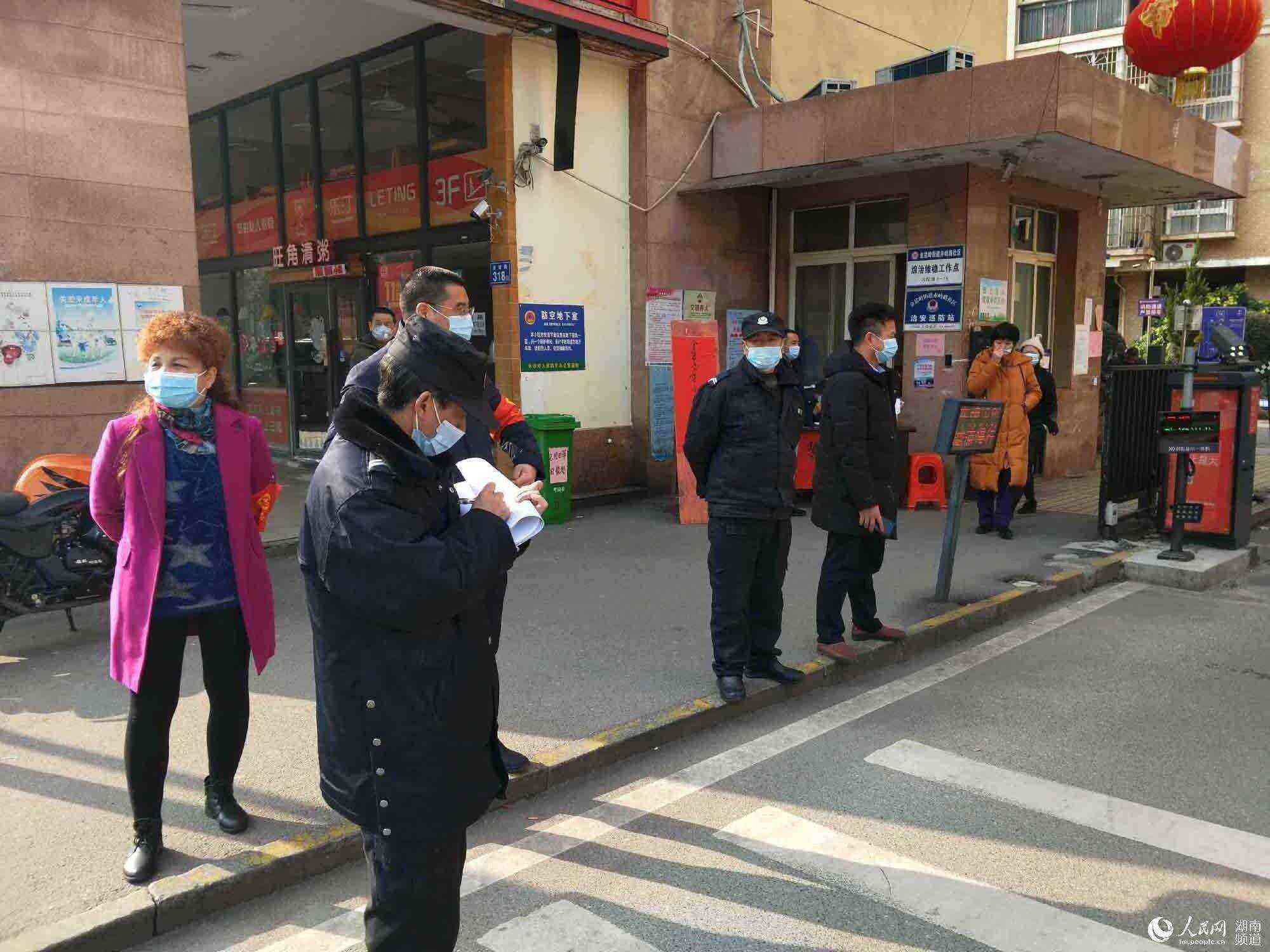 志願者在小區門口認真登記人員信息。徐蘇斌 攝