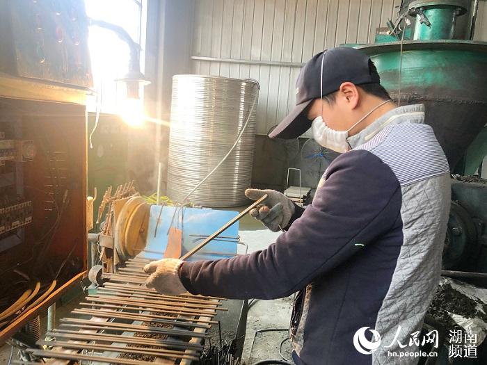 湖南湘工環保科技開發有限公司生產車間內工人們正在流水線上對產品質量進行檢查。賀芳蓉 攝