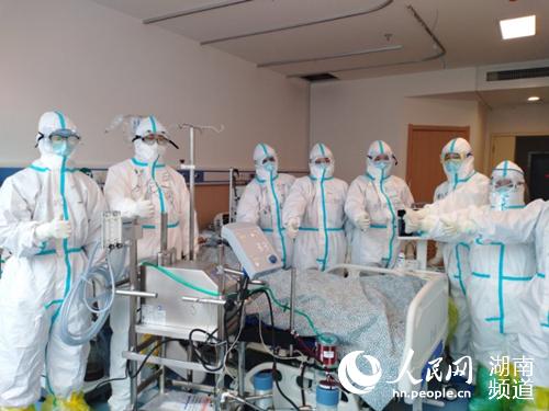 湖南醫療隊在黃岡啟用ECMO救患者。曾拓業 攝