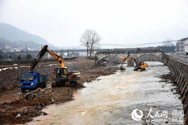 娄底市冷水江市球溪河综合治理工程项目现场.湖南水利厅供图