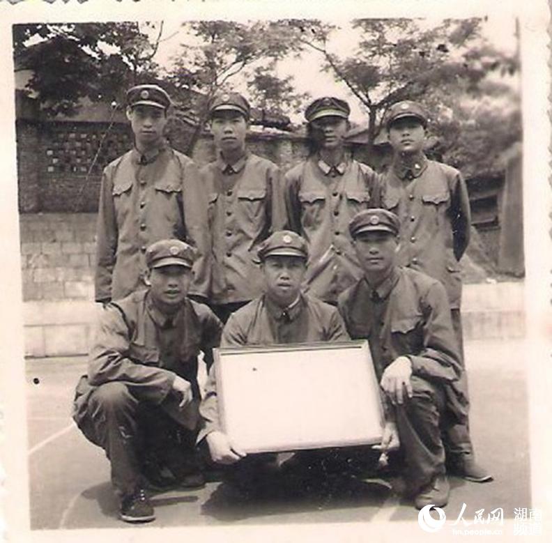 50年代，官兵取得所在部队大比武团体第一名合影。