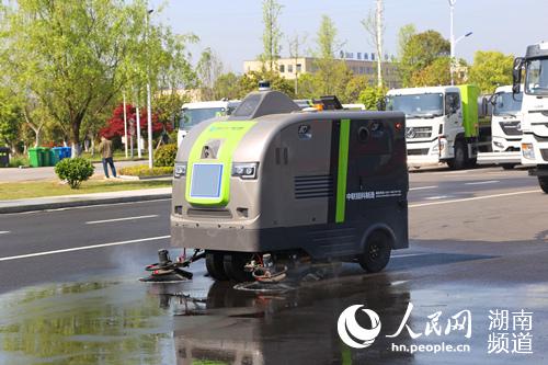 智慧環衛作業機器人清掃路面。何萌攝
