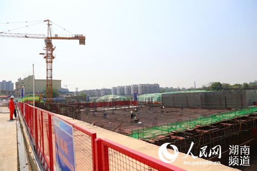 正在建設中的青年堤調蓄池工程。何萌攝