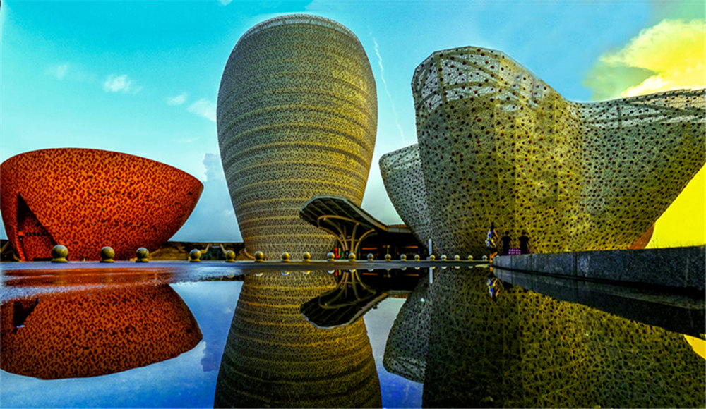 中國（醴陵）陶瓷藝術城以陶瓷器皿作為建筑外觀，是全國陶瓷行業規模最大的異形建筑群。株洲市委網信辦供圖