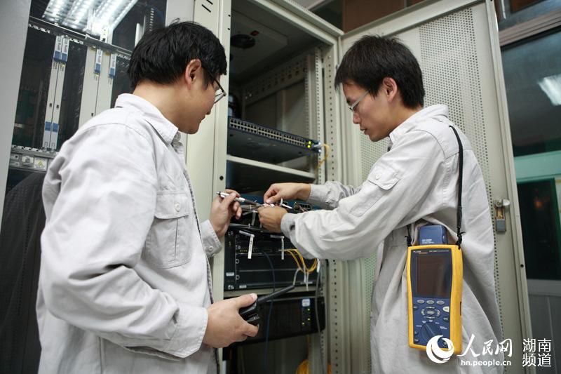 5月23日，國網湘潭供電公司信通技術人員開展調試。周波攝