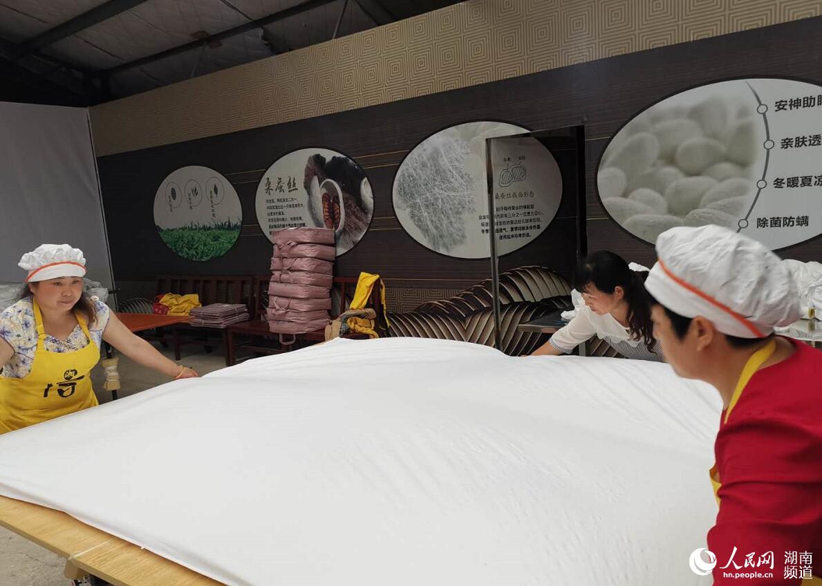 湘潭县谭家山镇桑蚕产业园每天都要接待上百名游客过来体验。匡滢 摄