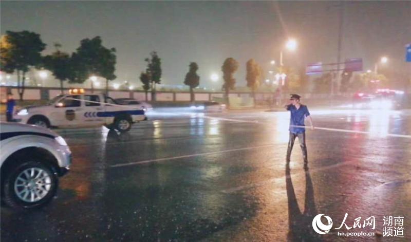 �ǹ���Աð�����þ����ߡ��껨����ͼ