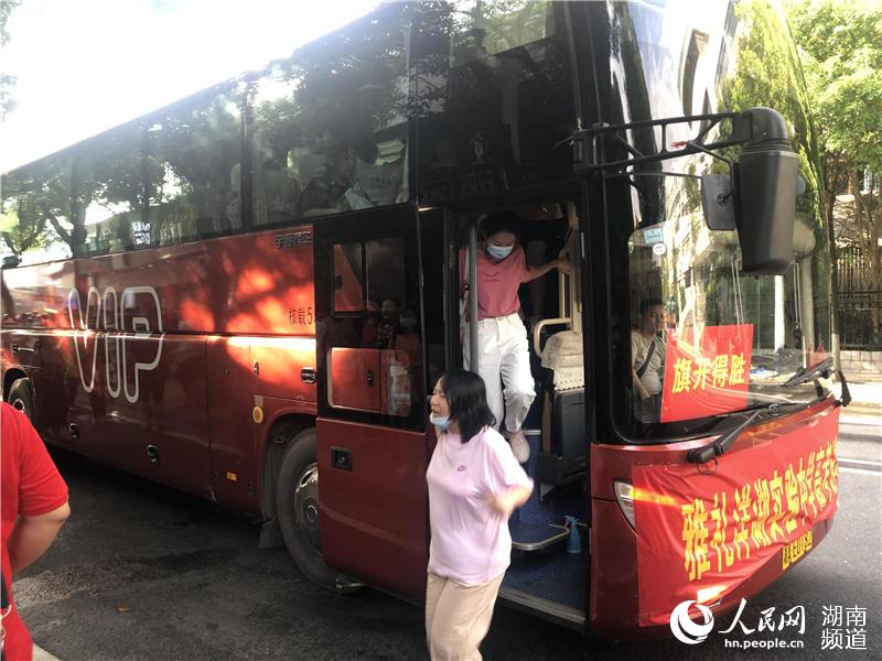 考生乘車到達考點。覃璇子攝