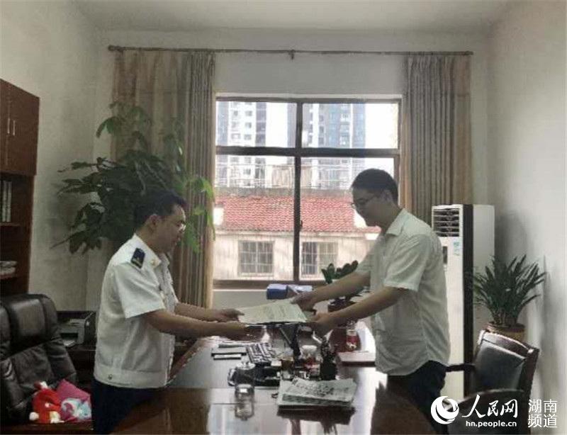 湘江新區政務服務中心將規劃許可証送到岳麓消防救援大隊。王晗攝