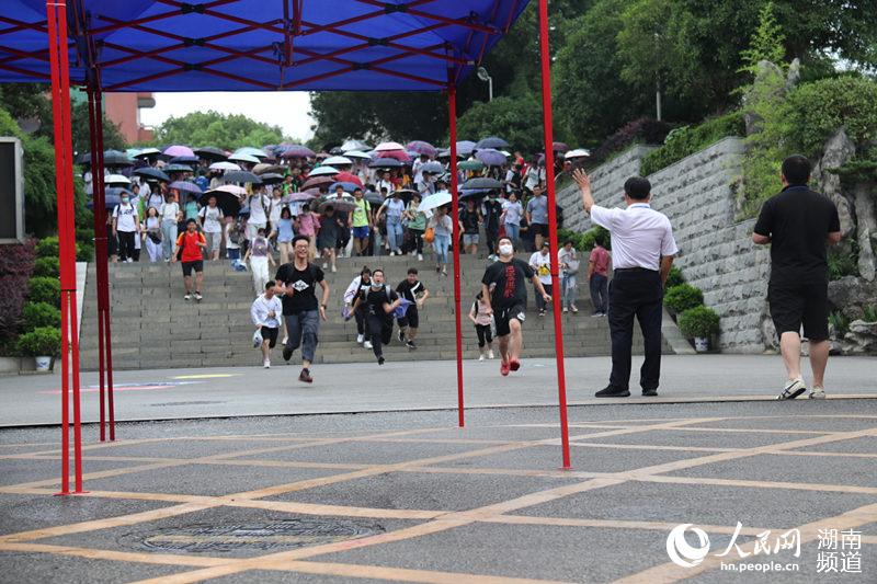 飛奔出考場的考生。程鵬偉攝